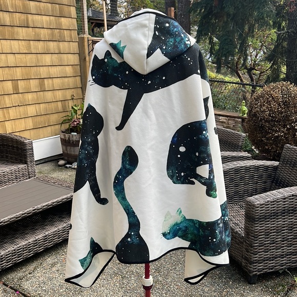 Galaxy Cat Hooded Shawl - Picture 2 of 3